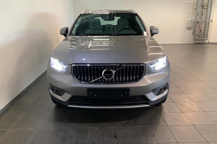 Orange Volvo XC40 fra 2021