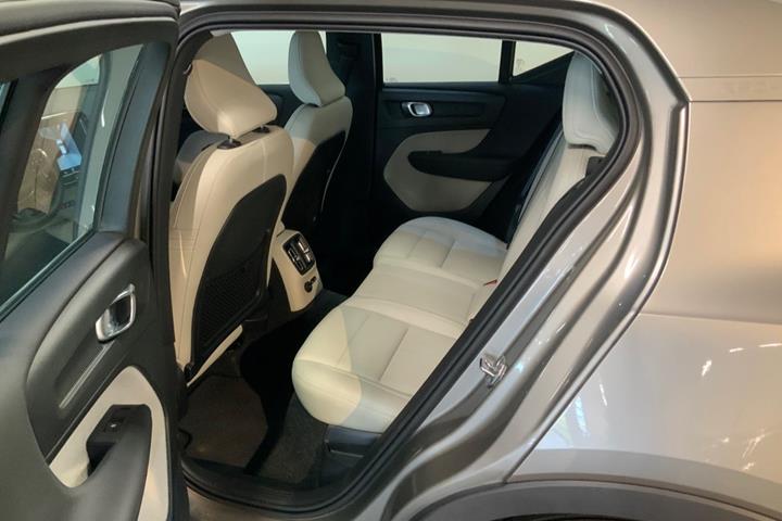 Orange Volvo XC40 fra 2021