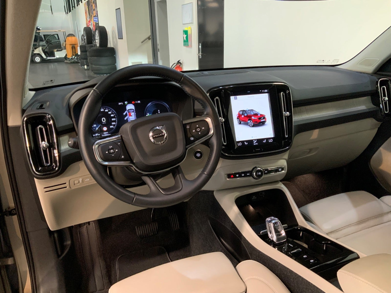 Orange Volvo XC40 fra 2021