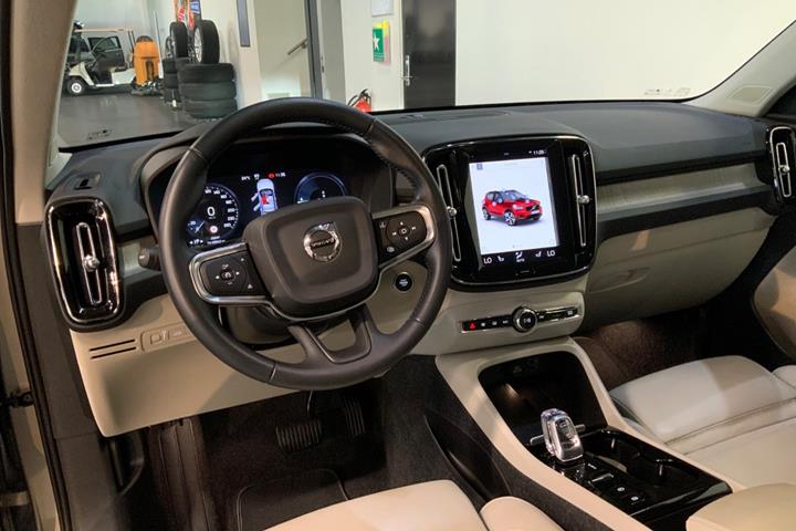 Orange Volvo XC40 fra 2021