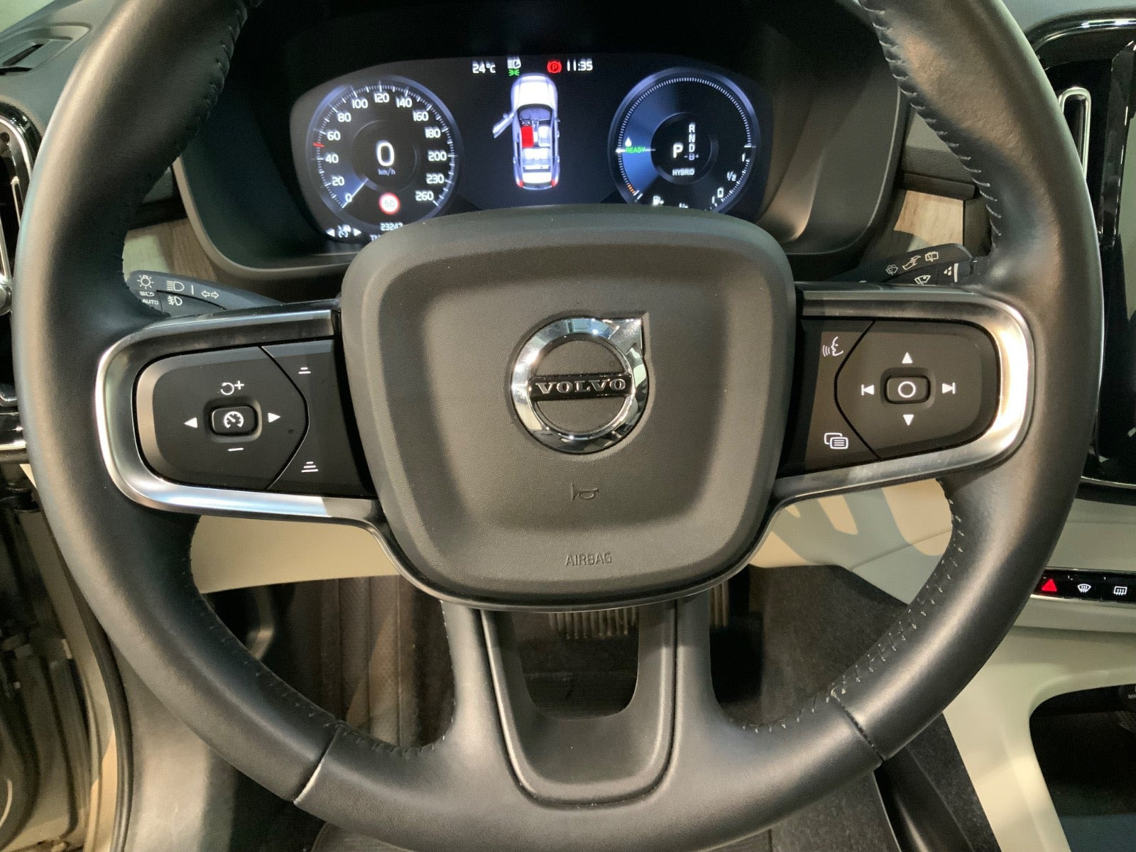 Orange Volvo XC40 fra 2021