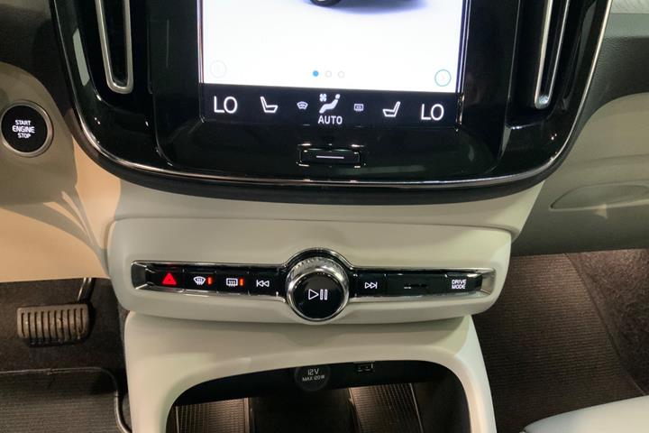 Orange Volvo XC40 fra 2021