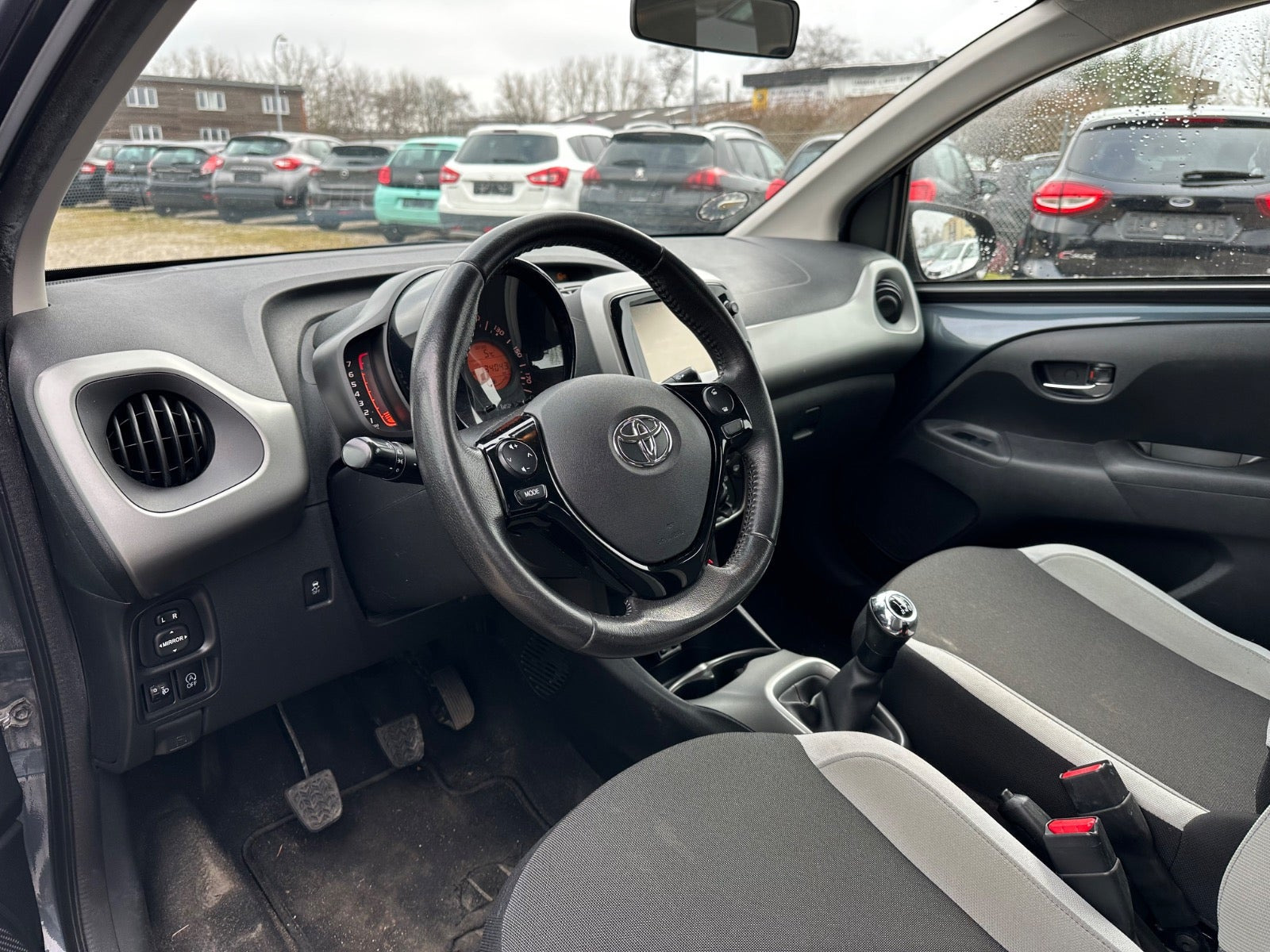 Grå Toyota Aygo fra 2018