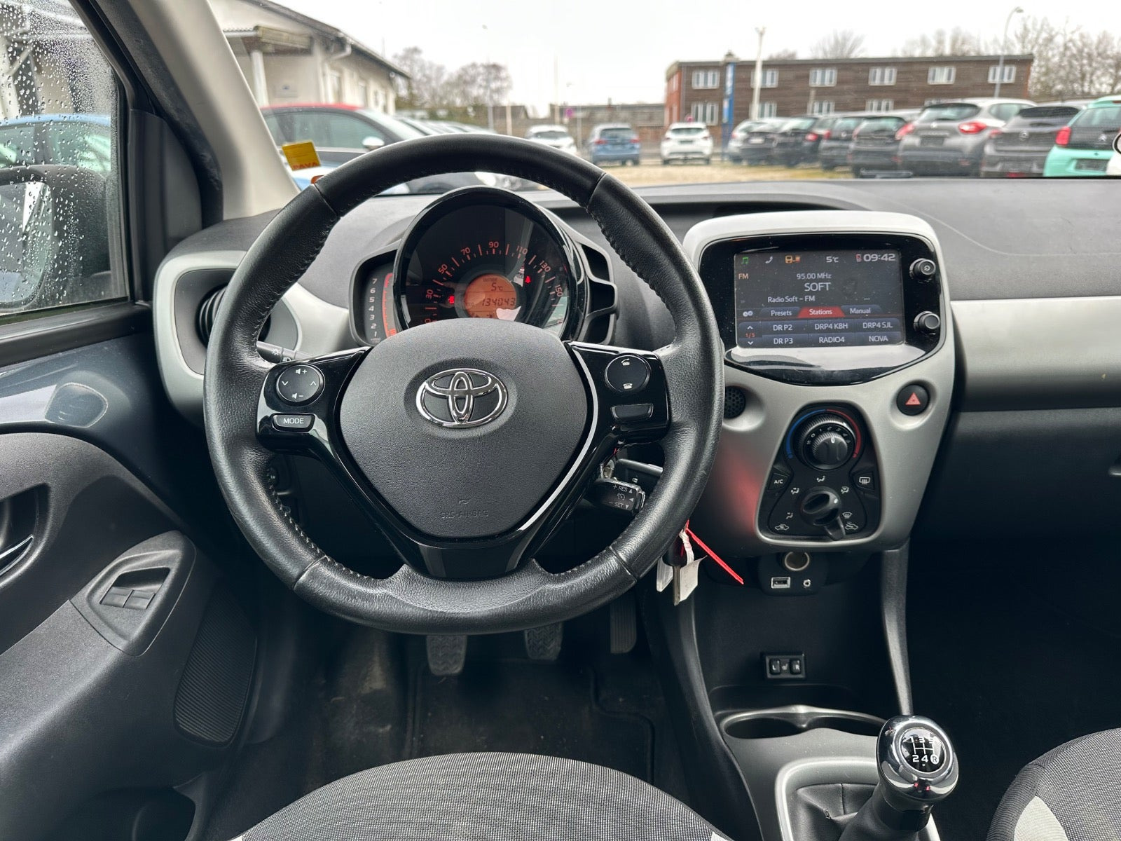 Grå Toyota Aygo fra 2018
