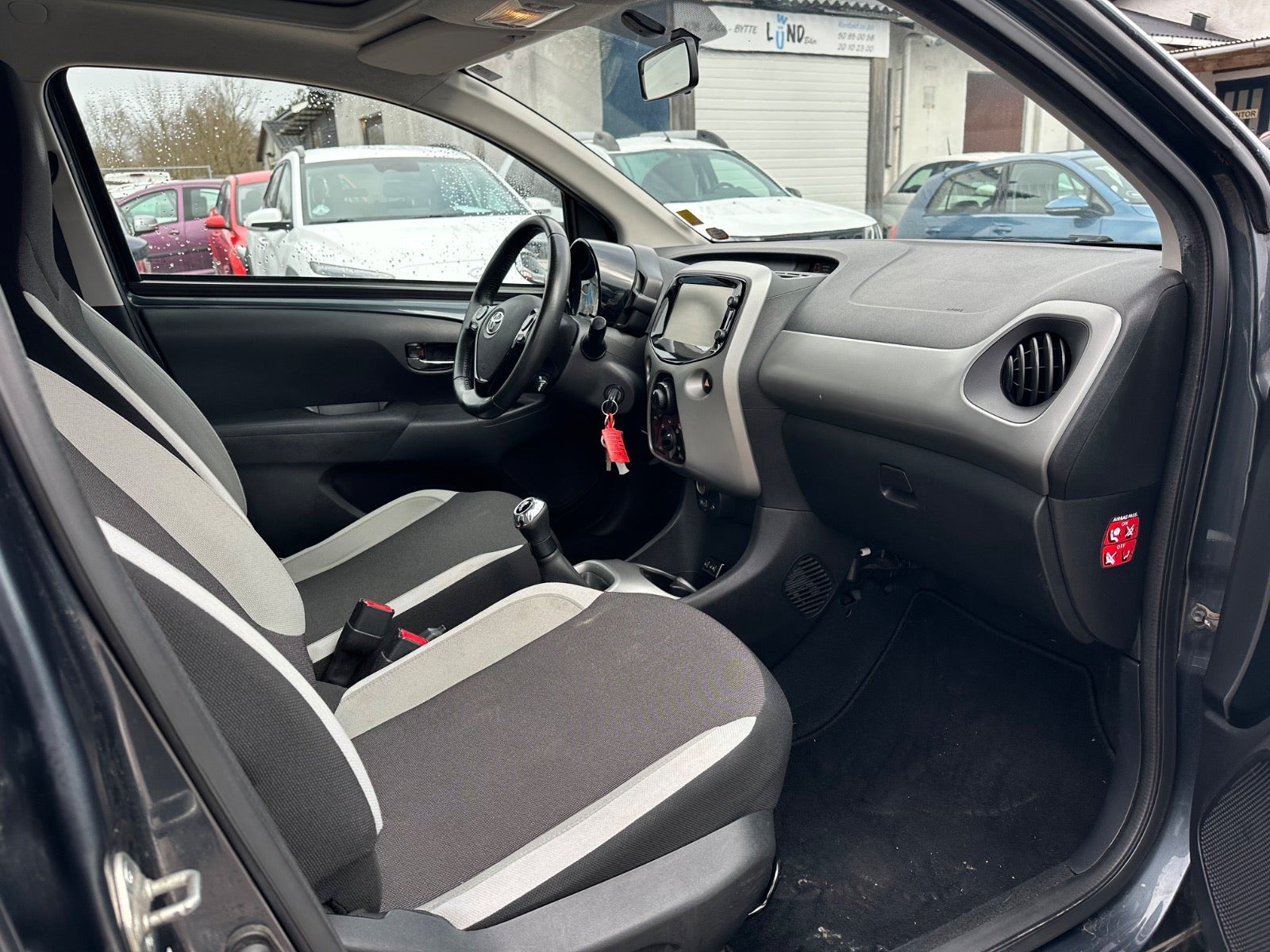 Grå Toyota Aygo fra 2018