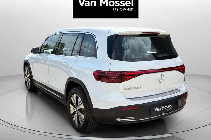 Hvid Mercedes EQB 250+ fra 2025