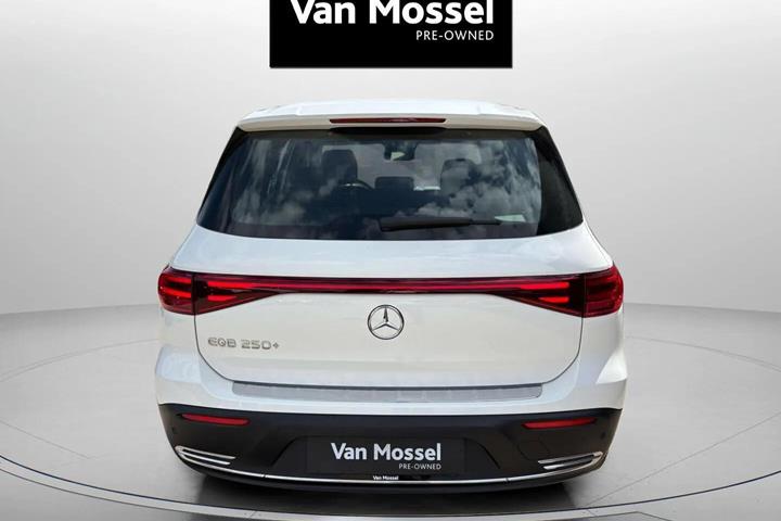 Hvid Mercedes EQB 250+ fra 2025