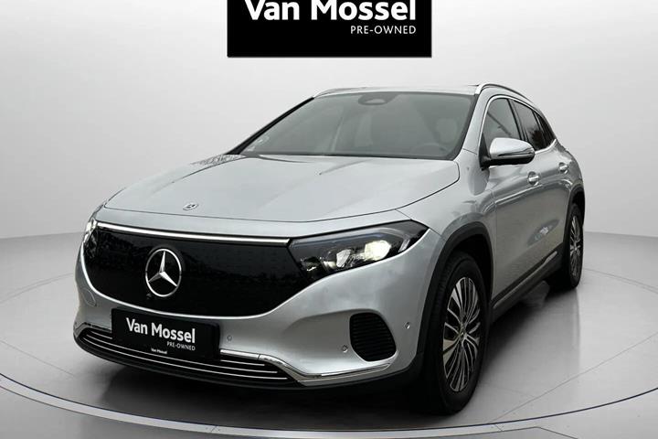 Sølv Mercedes EQA 250+ fra 2024 set udefra