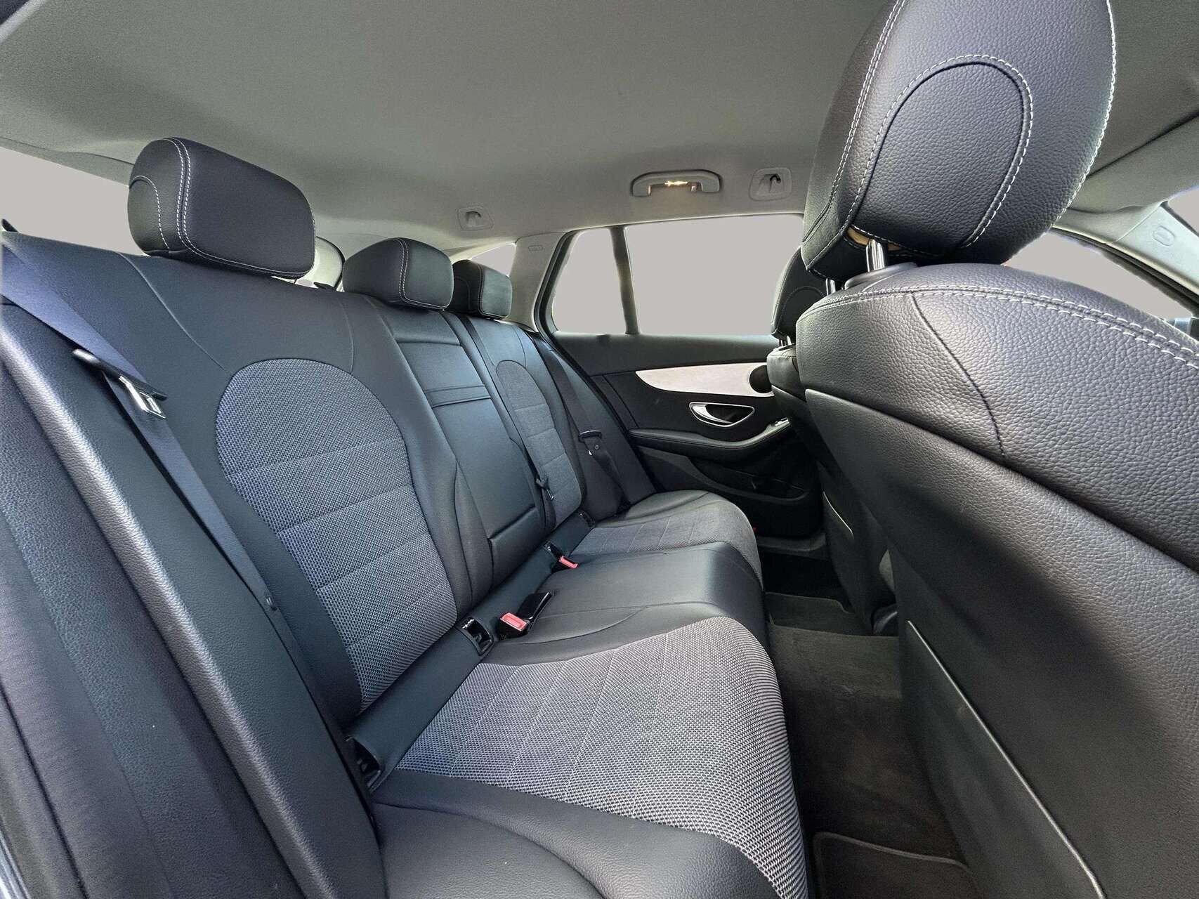 Grå Mercedes C200 fra 2019