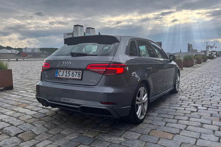 Grå Audi A3 fra 2019