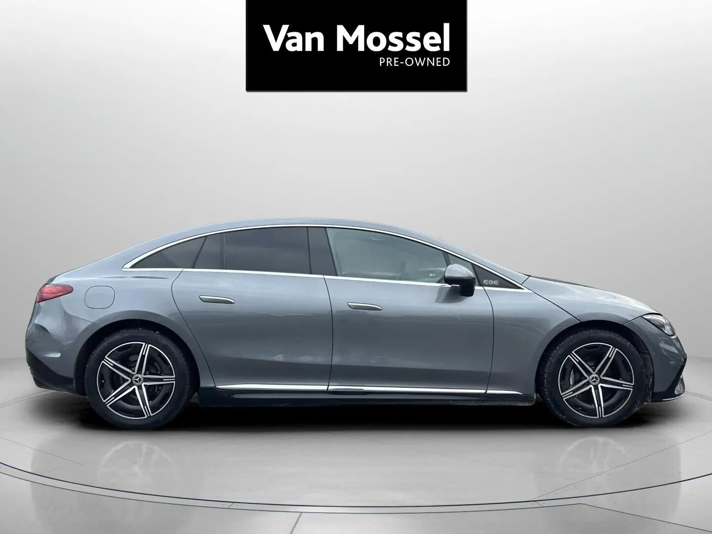 Grå Mercedes EQE 350 fra 2023