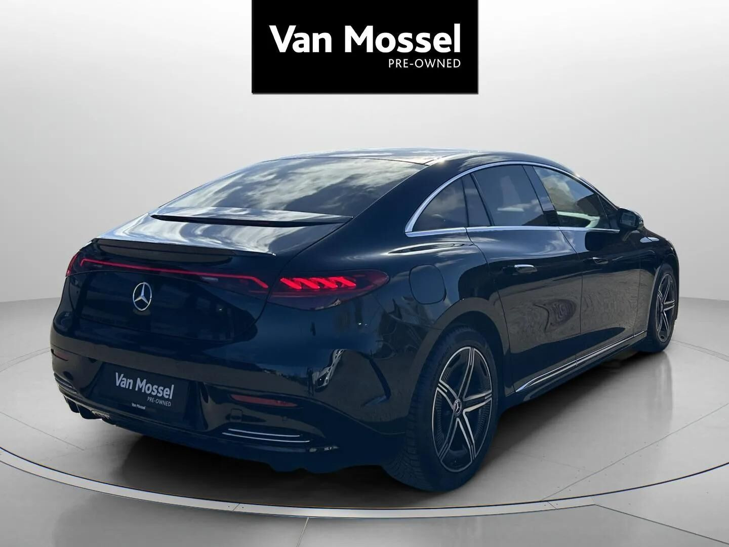 Sort Mercedes EQE 350 fra 2023