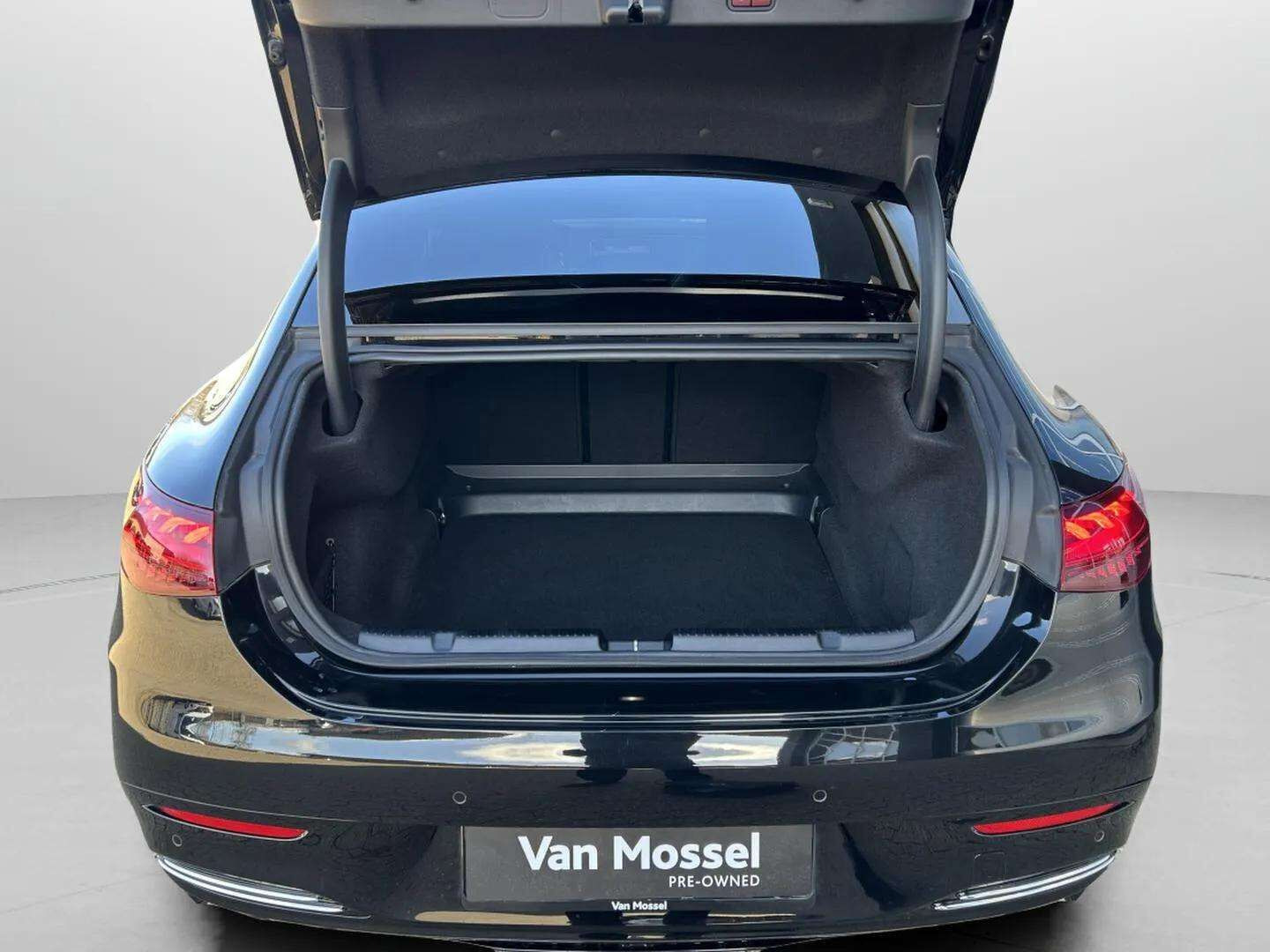 Sort Mercedes EQE 350 fra 2023