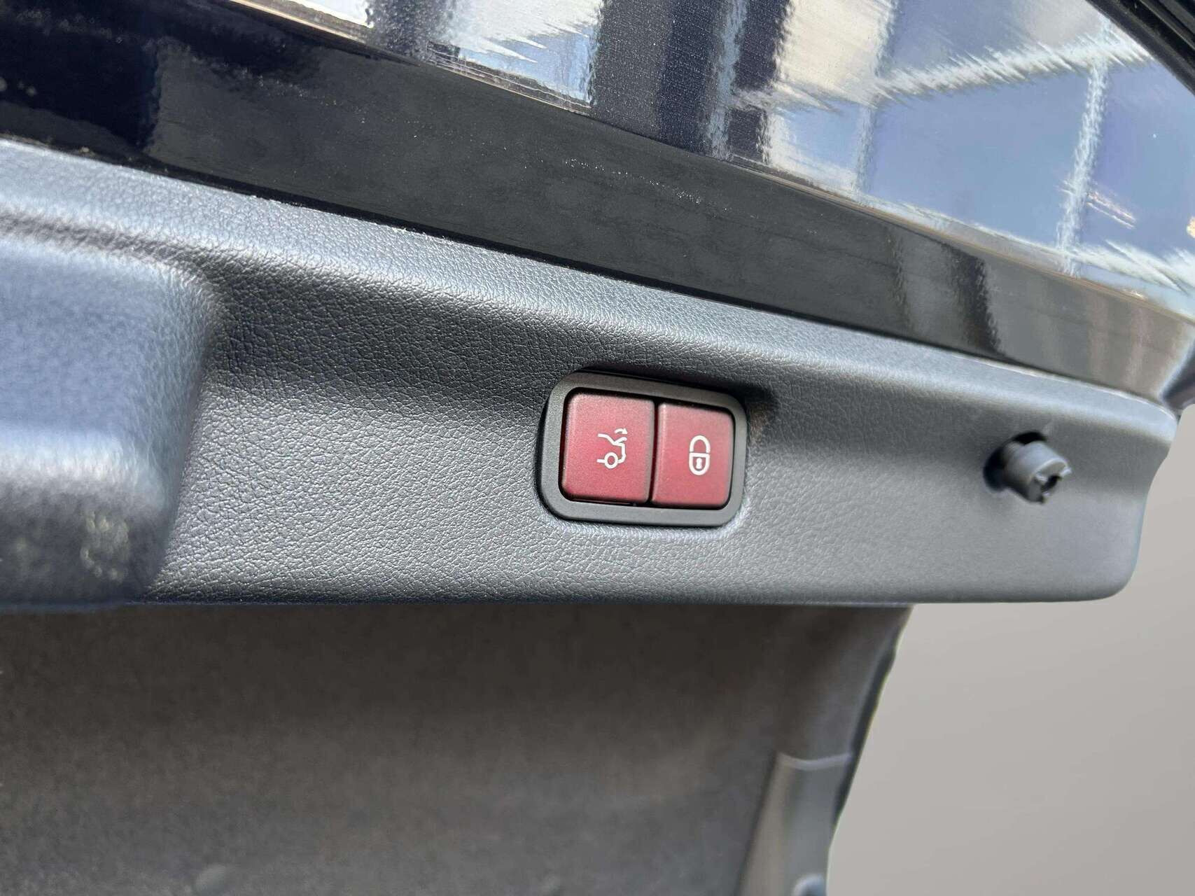 Sort Mercedes EQE 350 fra 2023
