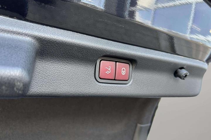Sort Mercedes EQE 350 fra 2023