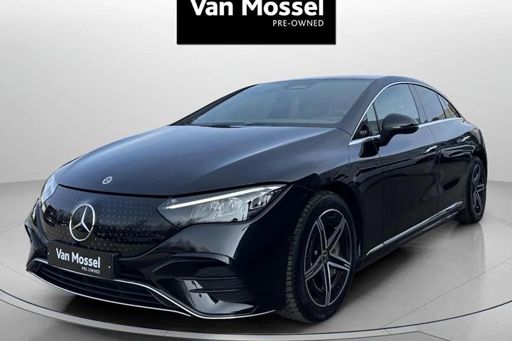 Sort Mercedes EQE 350 fra 2023 set udefra