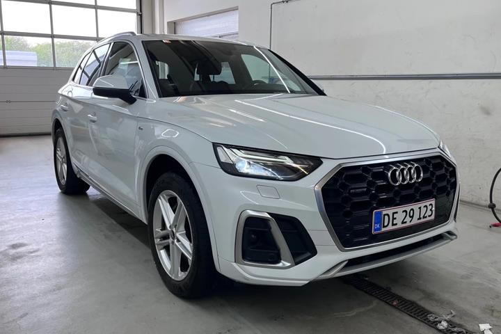Hvid Audi Q5 fra 2022 set udefra