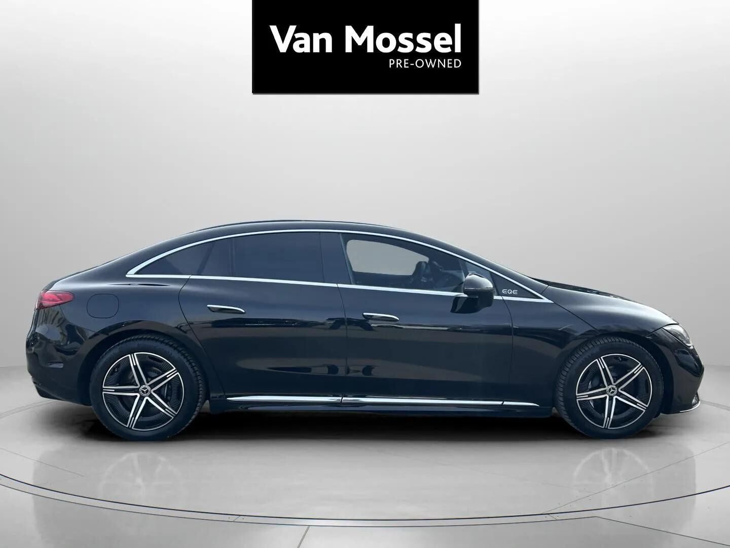 Sort Mercedes EQE 350 fra 2023