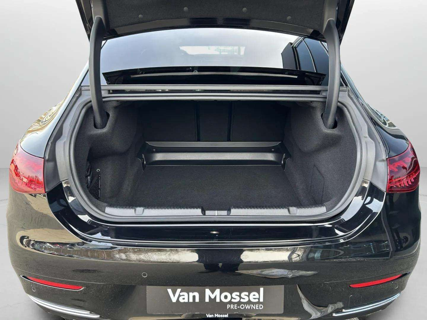 Sort Mercedes EQE 350 fra 2023