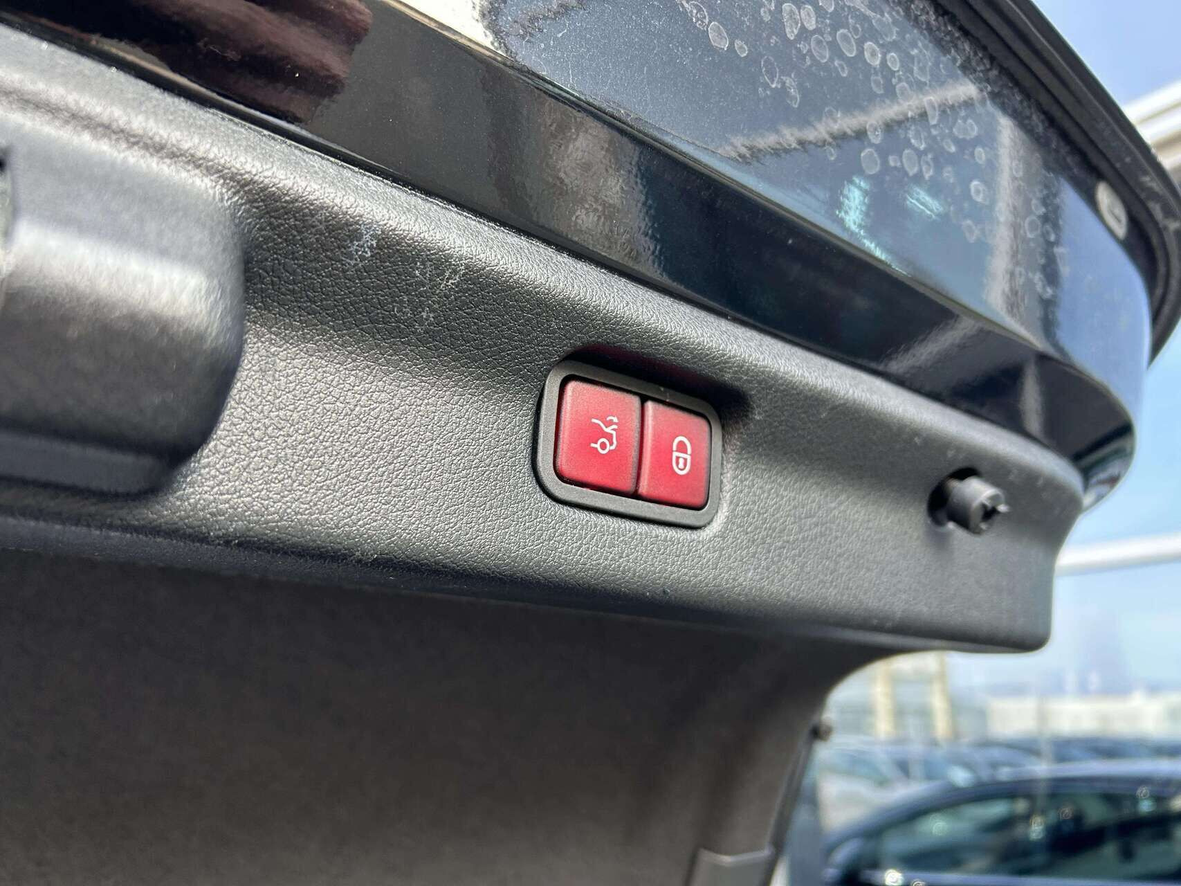 Sort Mercedes EQE 350 fra 2023