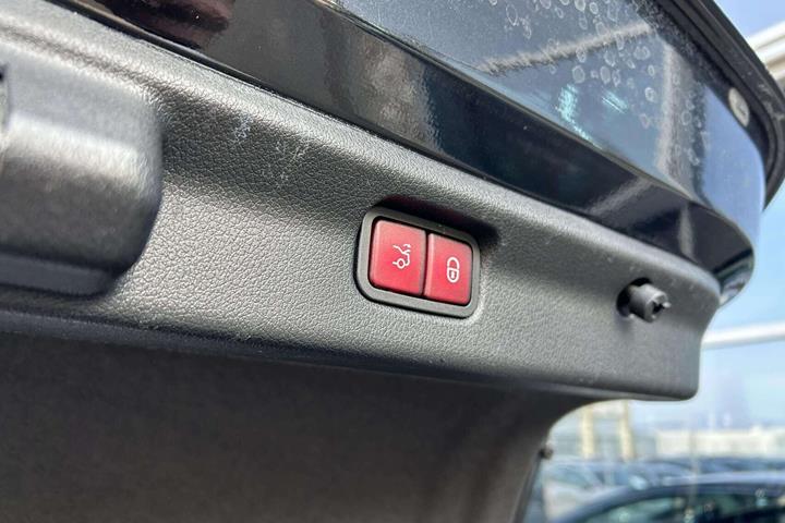 Sort Mercedes EQE 350 fra 2023