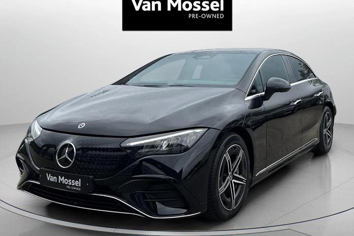 Sort Mercedes EQE 350 fra 2023 set udefra