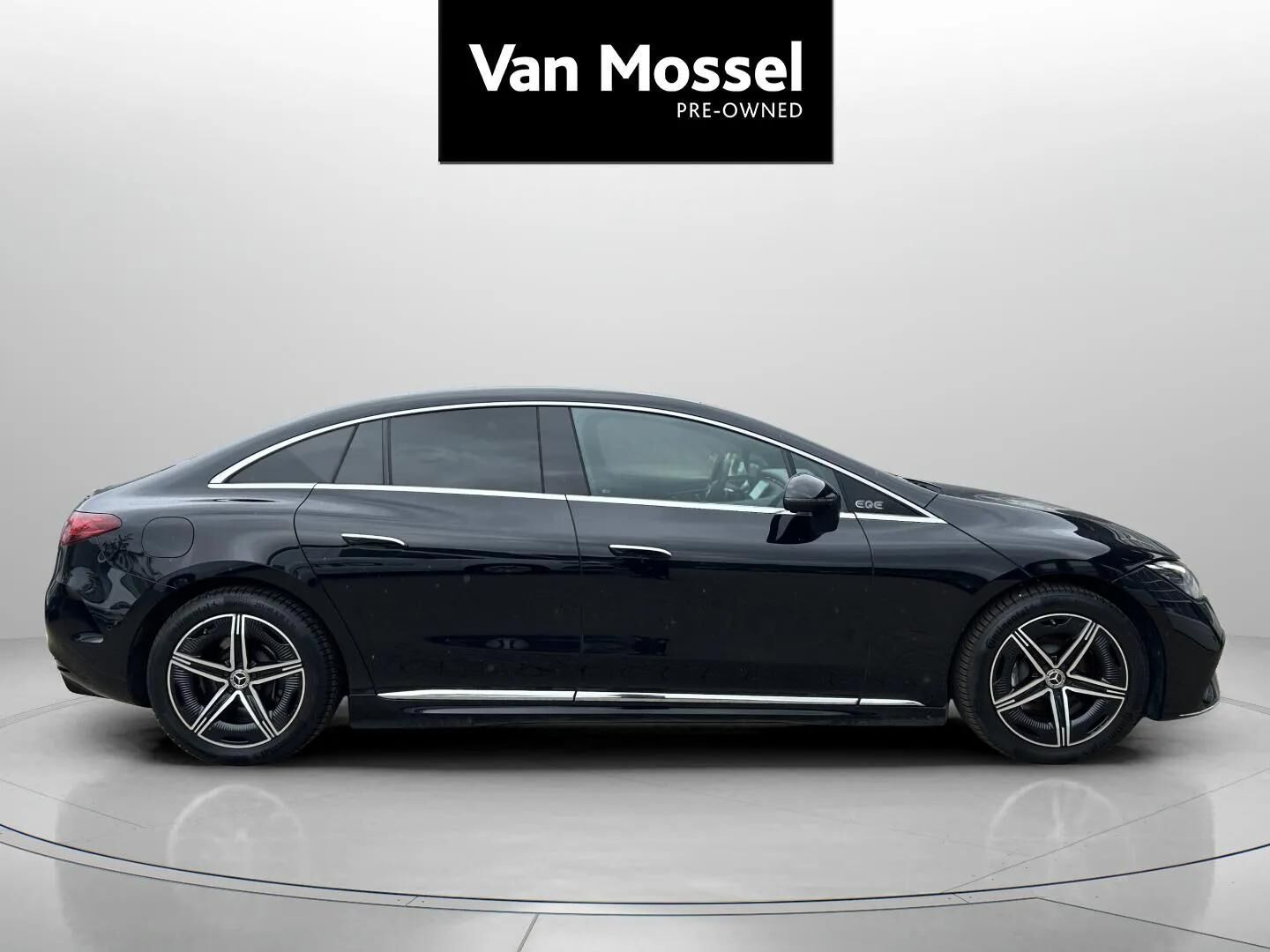 Sort Mercedes EQE 350 fra 2023
