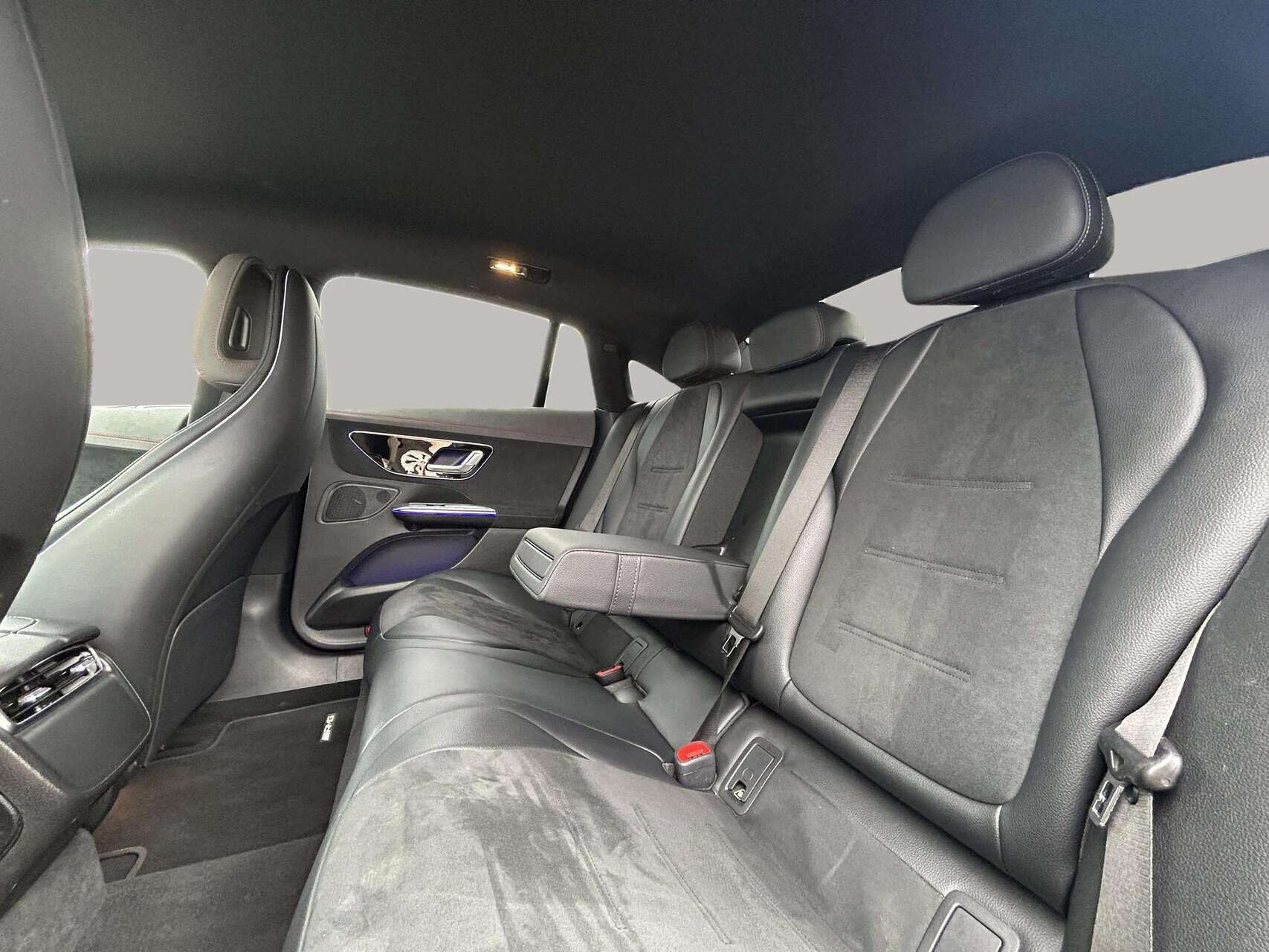 Sort Mercedes EQE350 fra 2023