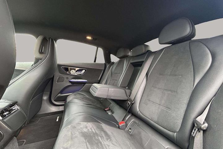 Sort Mercedes EQE350 fra 2023