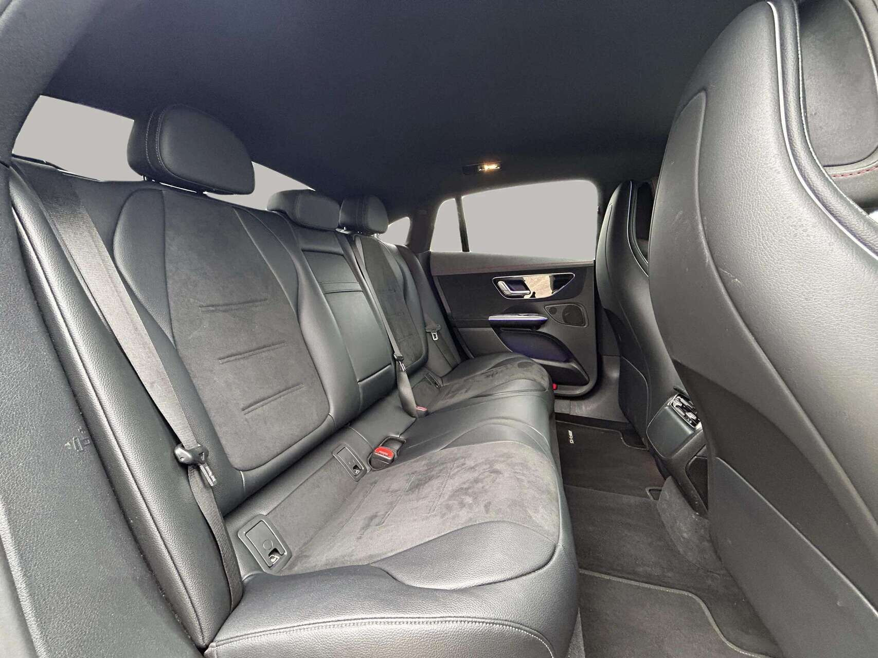 Sort Mercedes EQE 350 fra 2023