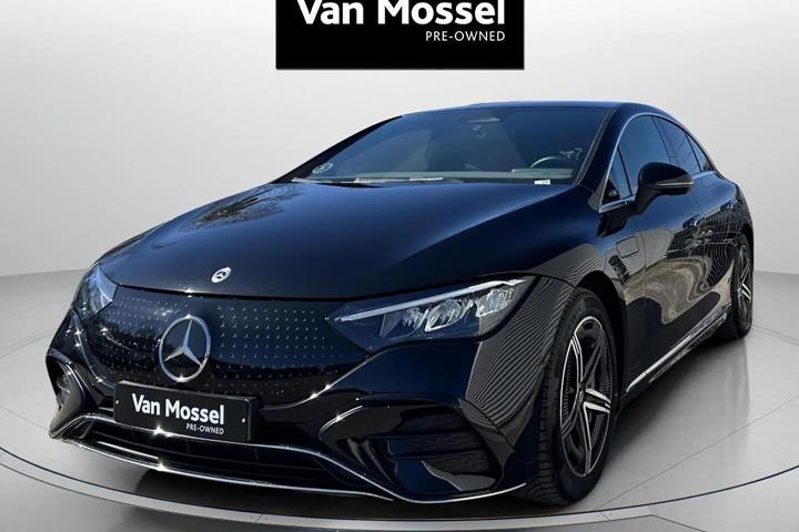 Sort Mercedes EQE 350 fra 2023 set udefra