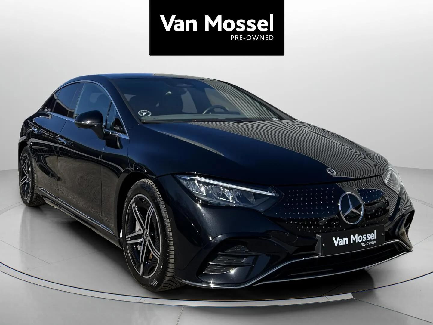 Sort Mercedes EQE 350 fra 2023