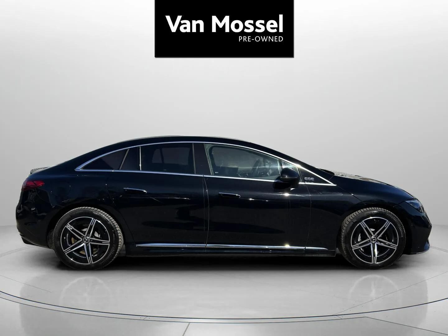 Sort Mercedes EQE 350 fra 2023