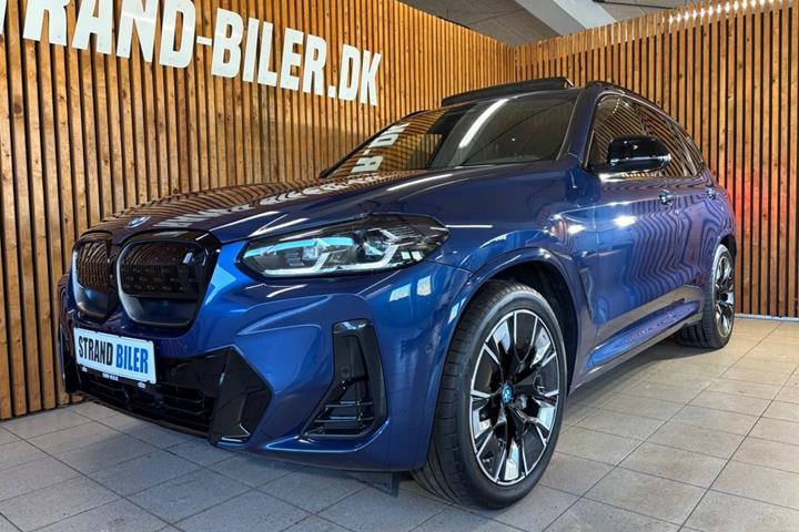 Blå BMW iX3 fra 2024 set udefra