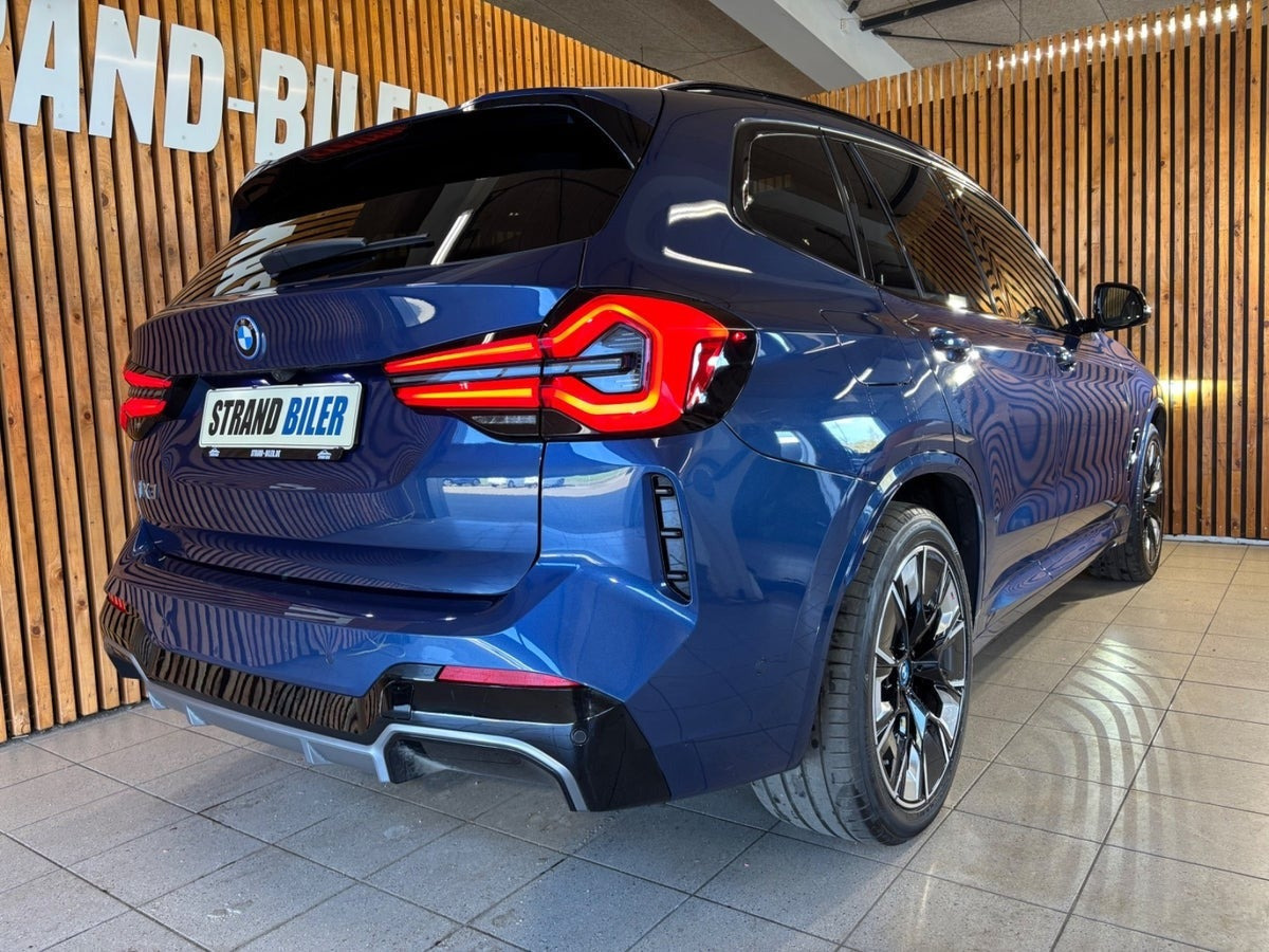 Blå BMW iX3 fra 2024