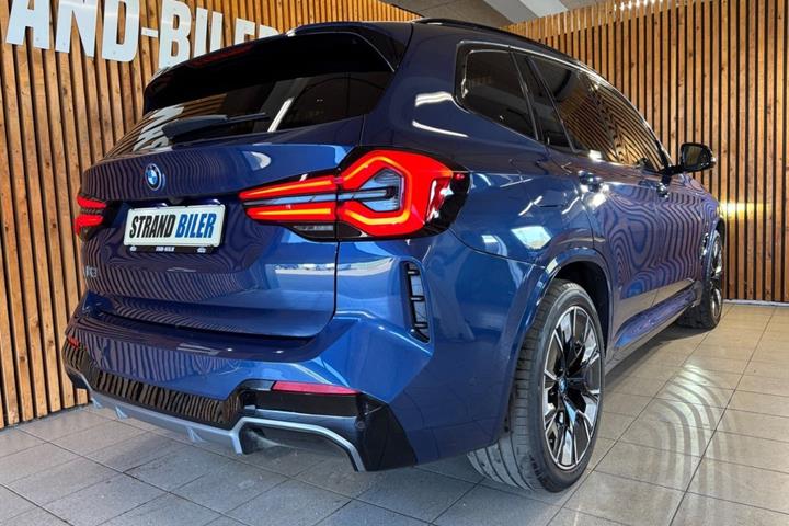 Blå BMW iX3 fra 2024