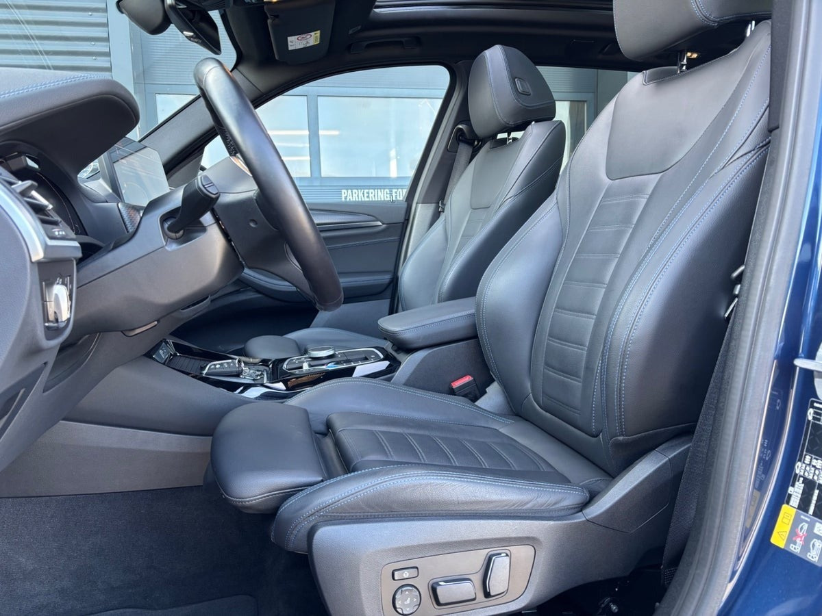 Blå BMW iX3 fra 2024
