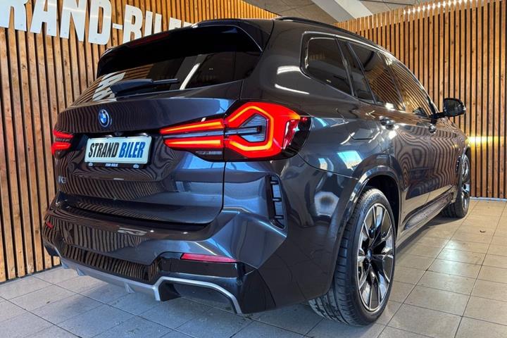 Grå BMW iX3 fra 2023