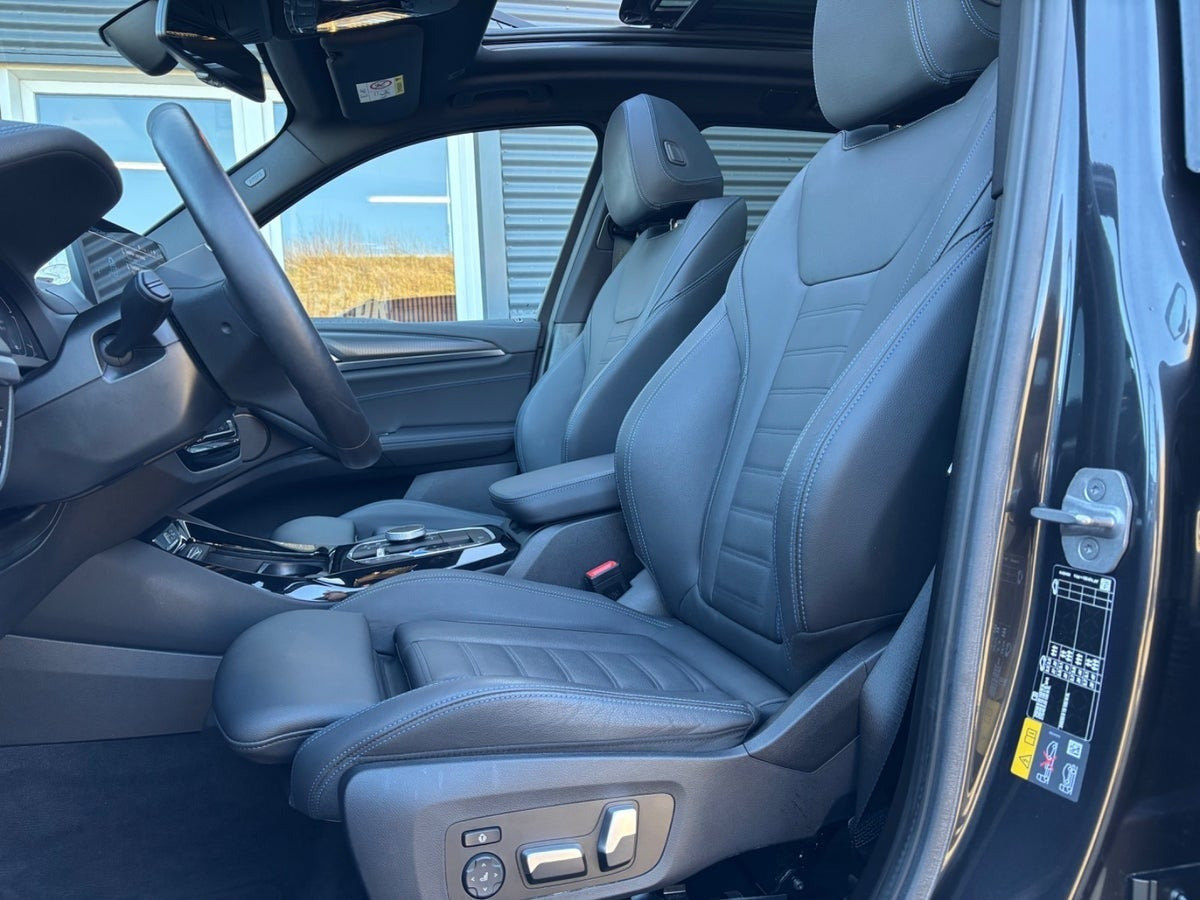 Grå BMW iX3 fra 2023
