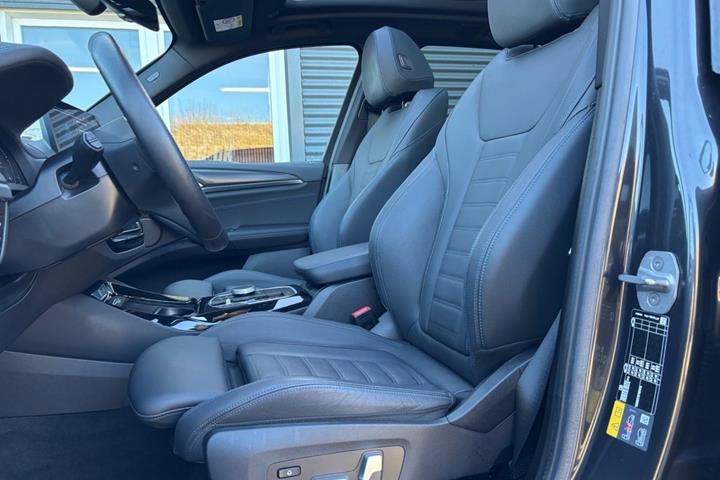 Grå BMW iX3 fra 2023