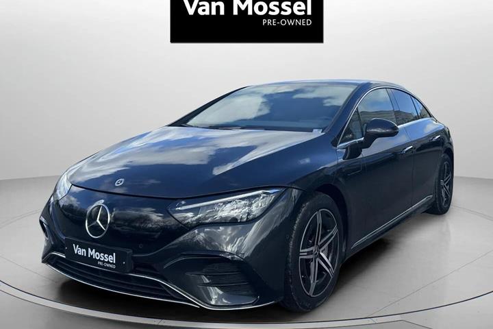 Grå Mercedes EQE 350 fra 2022 set udefra
