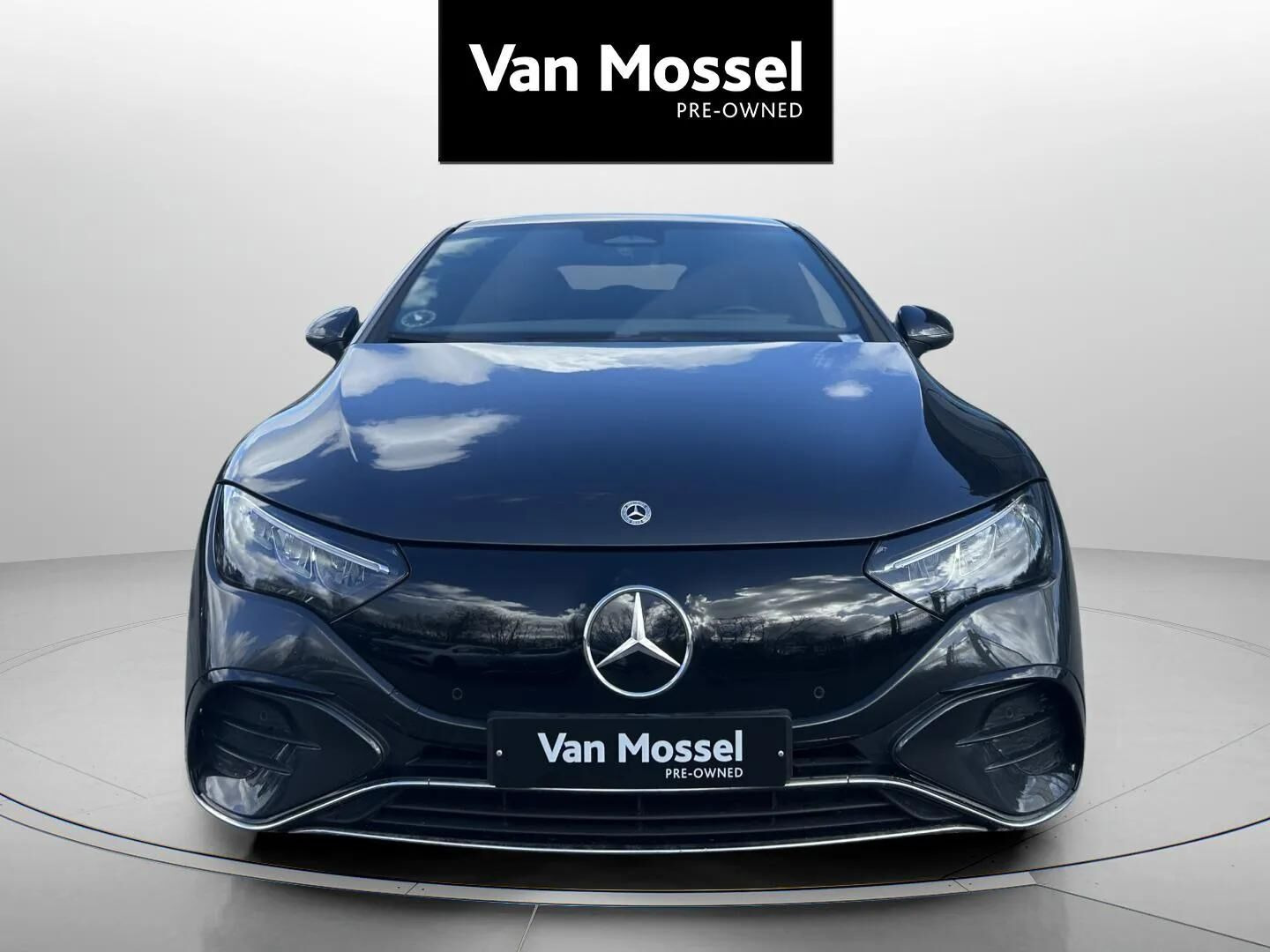 Grå Mercedes EQE 350 fra 2022