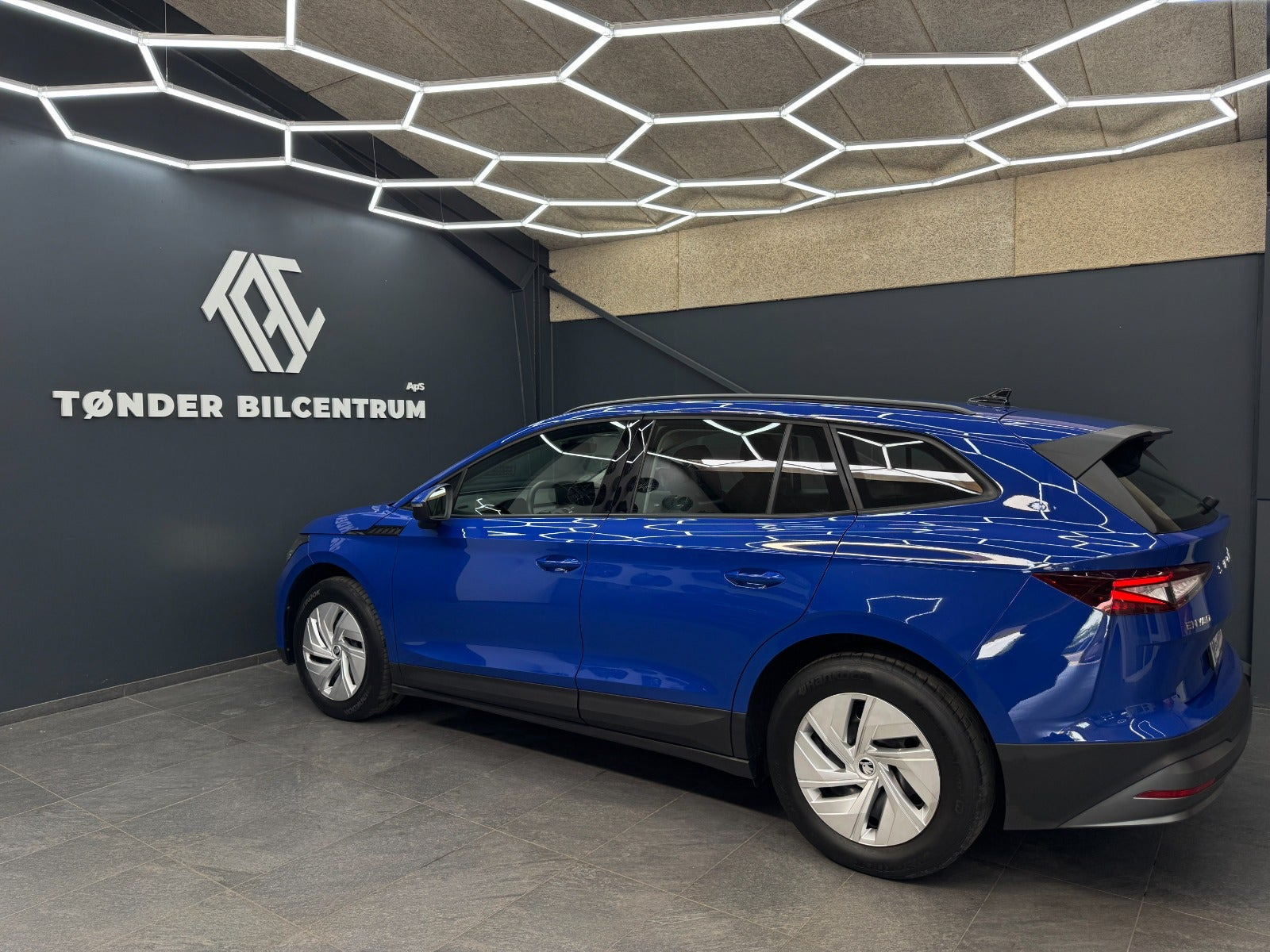 Blå Skoda Enyaq fra 2023