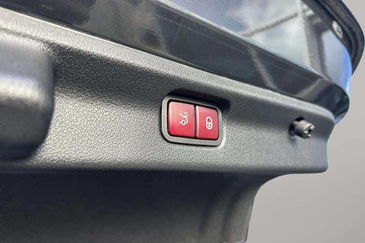 Grå Mercedes EQE 350 fra 2022