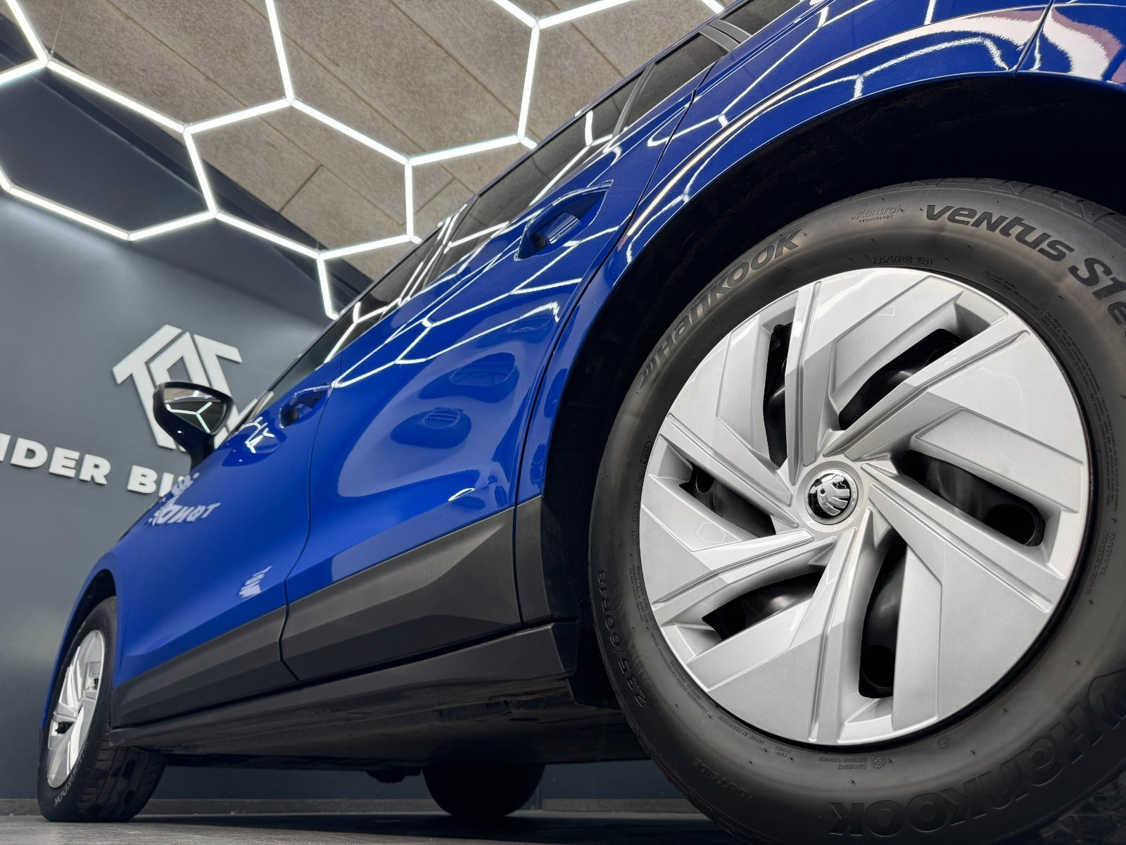 Blå Skoda Enyaq fra 2023