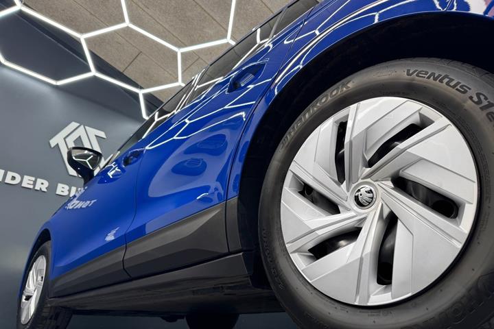 Blå Skoda Enyaq fra 2023