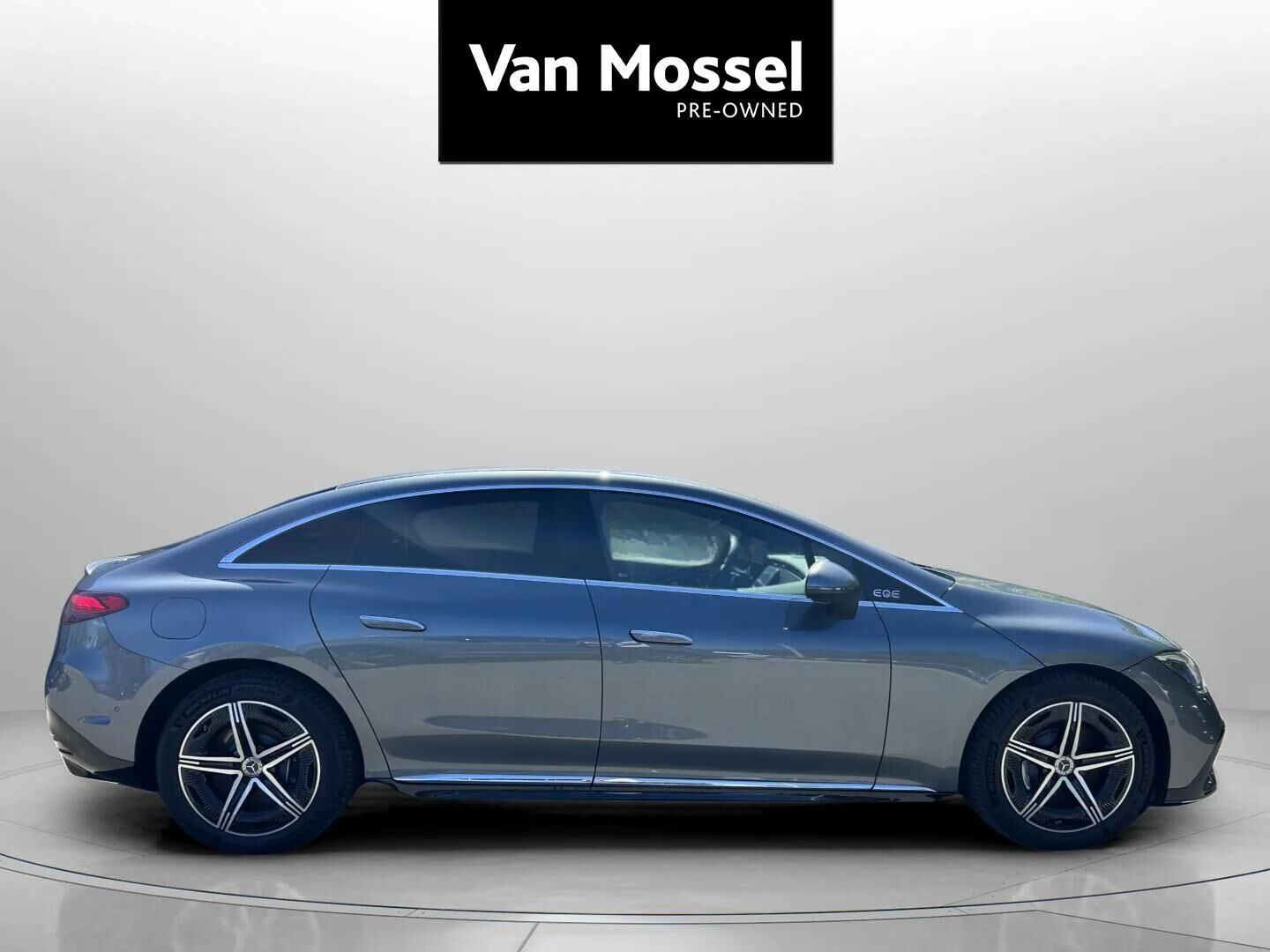 Grå Mercedes EQE 350+ fra 2022