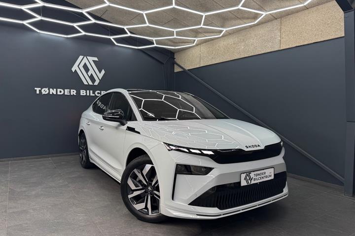 Hvid Skoda Enyaq fra 2026 set udefra