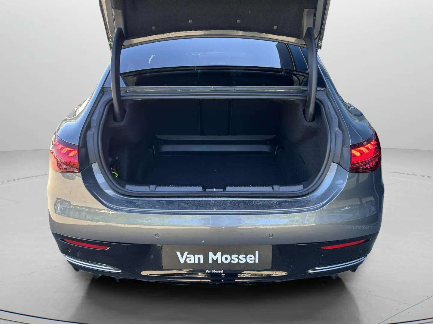 Grå Mercedes EQE 350+ fra 2022
