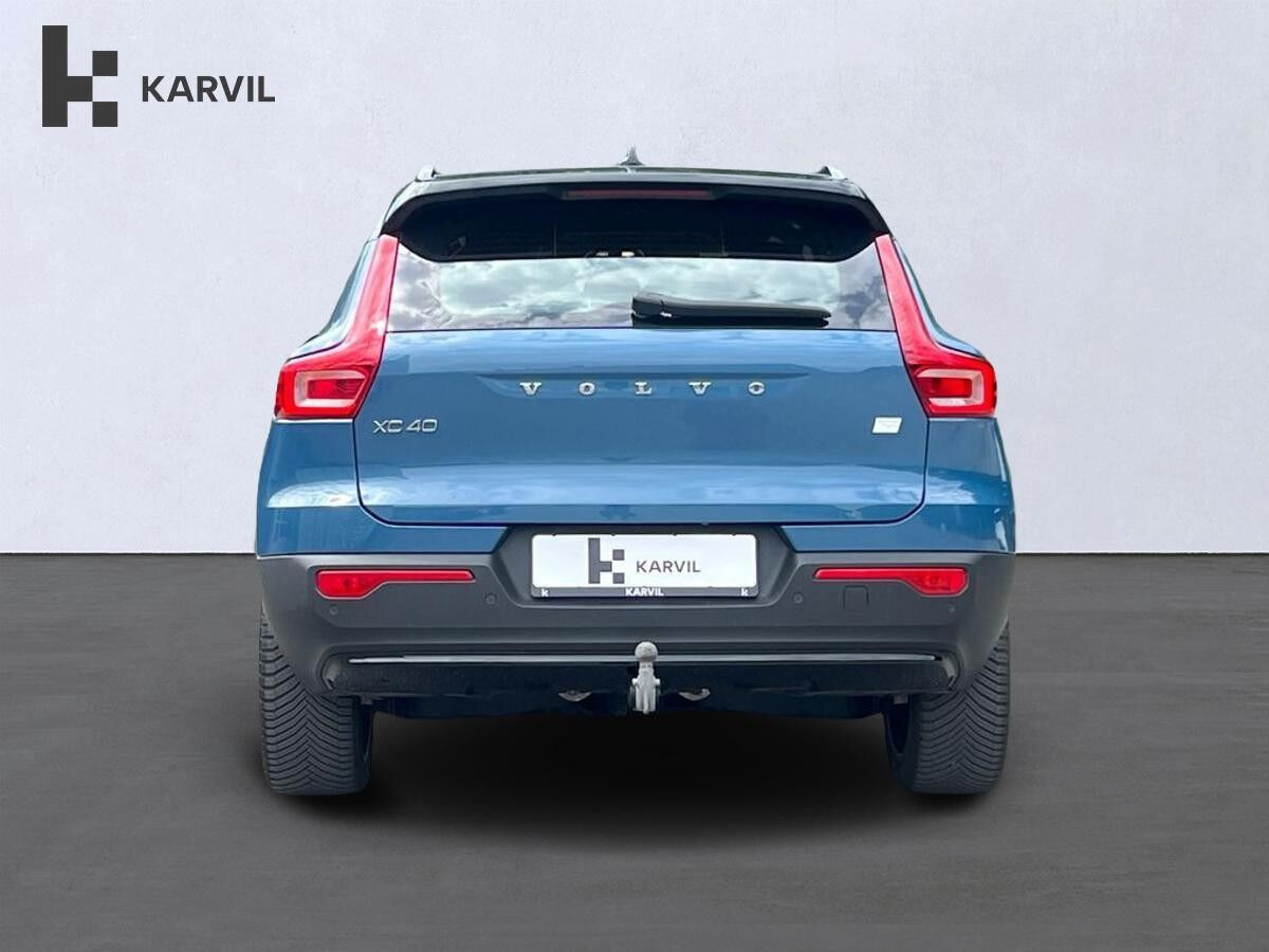 Blå Volvo XC40 fra 2023